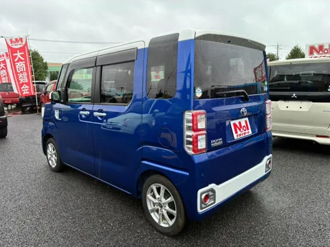 Toyota Pixis Mega