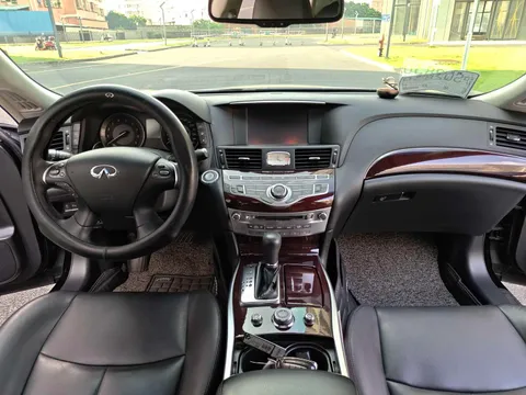 Infiniti Q70