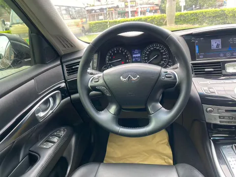 Infiniti Q70