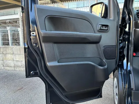 Nissan Clipper Van