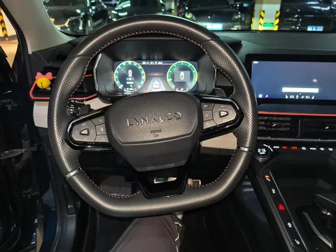 Lynk & Co 06