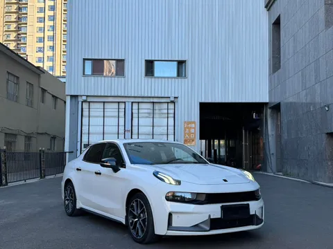 Lynk & Co 03