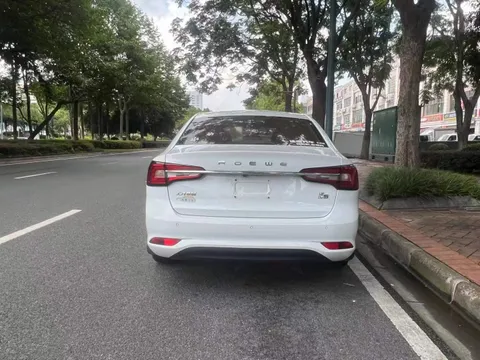 Roewe i5