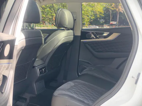 Hongqi HS5