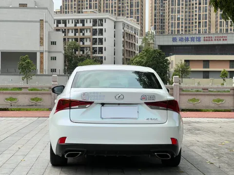Lexus IS