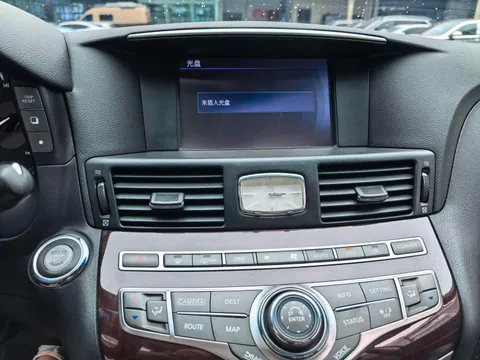 Infiniti Q70