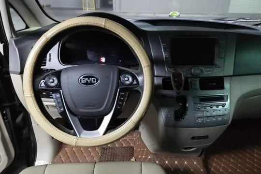BYD M6