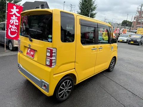 Toyota Pixis Mega
