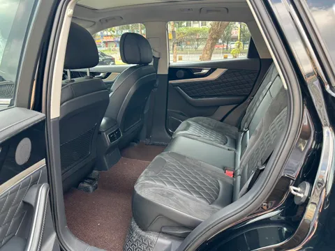 Hongqi HS5