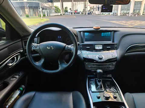 Infiniti Q70