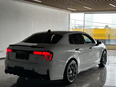 Lynk & Co 03