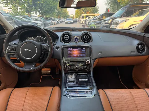 Jaguar XJ