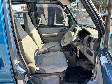 Nissan Clipper Van