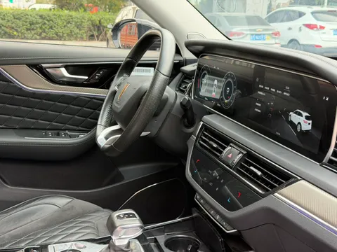 Hongqi HS5