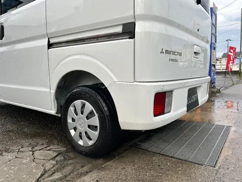 Mitsubishi Minicab Van