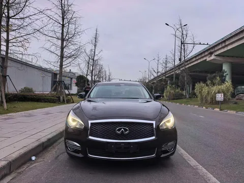 Infiniti Q70