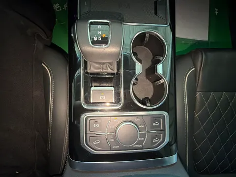 Hongqi HS7