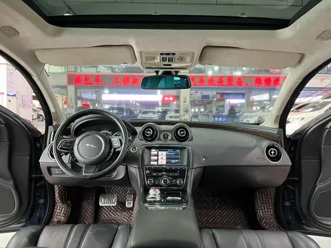 Jaguar XJ