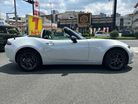 Mazda MX-5 (Roadster)