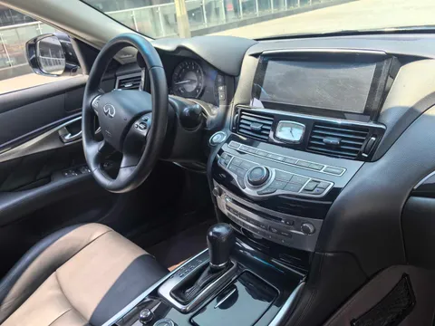 Infiniti Q70