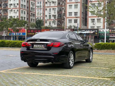 Infiniti Q70