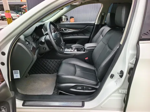 Infiniti Q70
