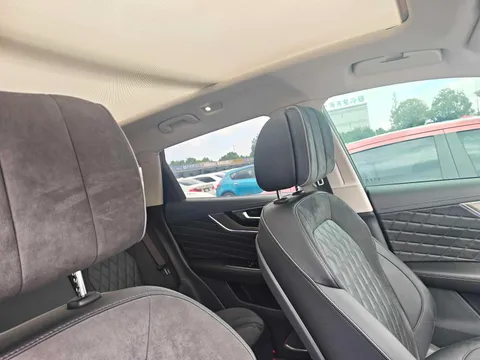 Hongqi HS5