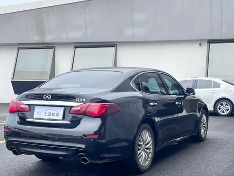 Infiniti Q70