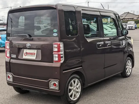Toyota Pixis Mega