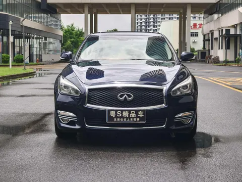 Infiniti Q70