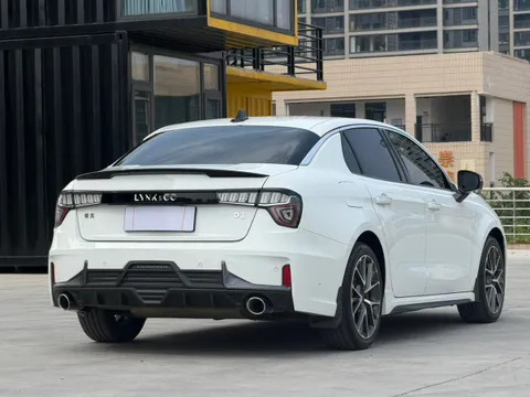 Lynk & Co 03