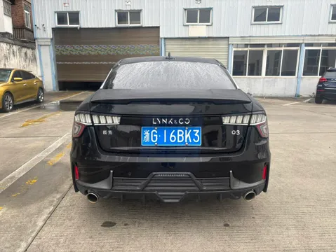 Lynk & Co 03