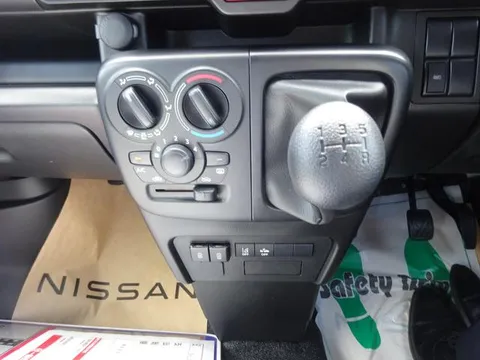 Nissan Clipper Van