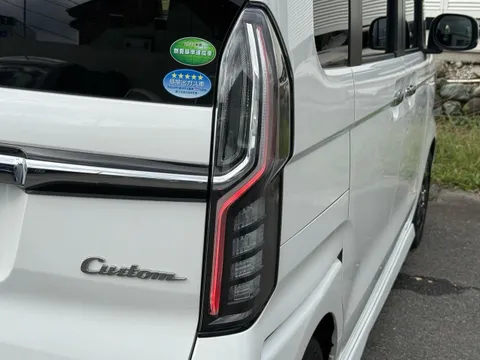 Honda N-BOX Custom