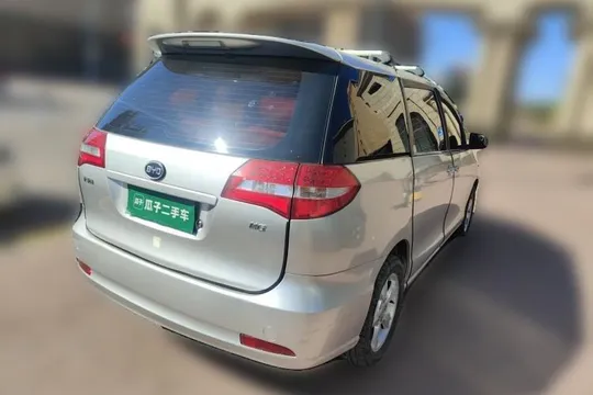 BYD M6