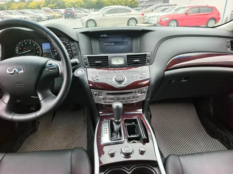 Infiniti Q70