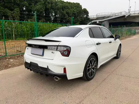 Lynk & Co 03