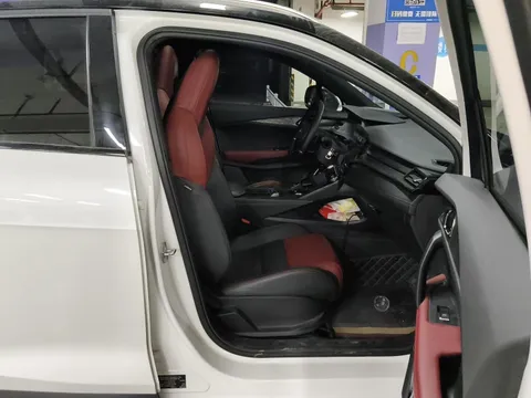 Lynk & Co 06