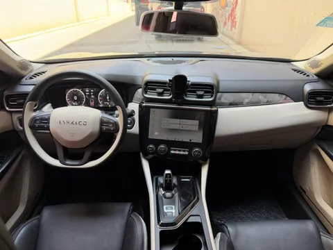 Lynk & Co 02