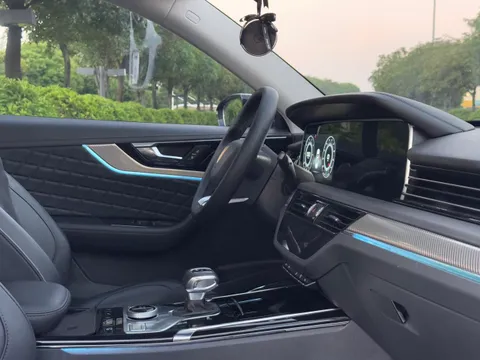 Hongqi HS5