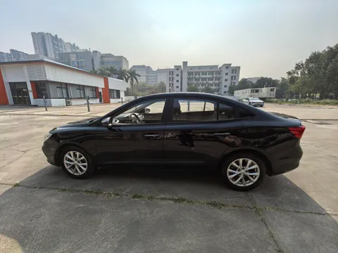 Roewe i5