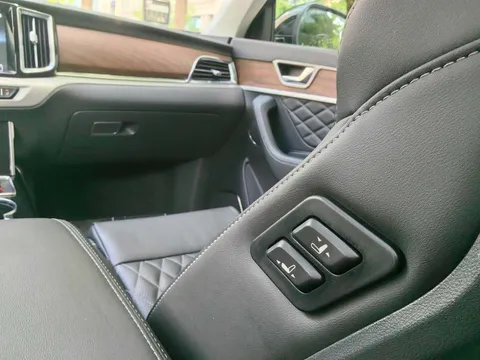 Hongqi HS7
