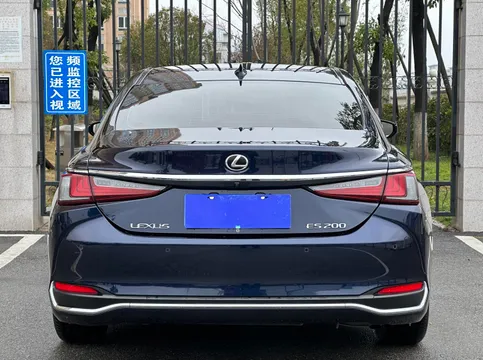 Lexus ES
