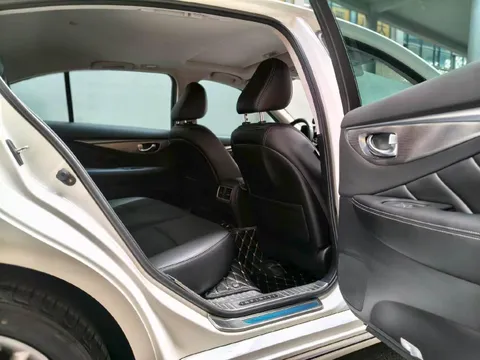 Infiniti Q50L
