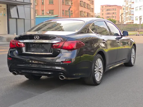 Infiniti Q70