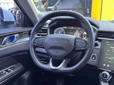 Lynk & Co 01