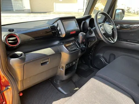 Honda N-BOX Custom
