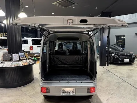 Nissan Clipper Van