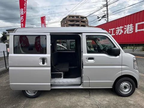 Nissan Clipper Van
