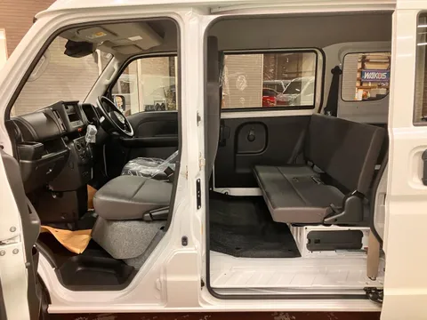 Nissan Clipper Van